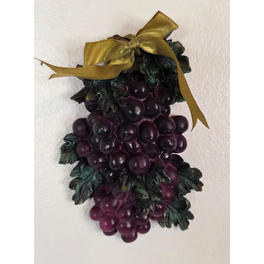 Vintage International trc Co. Resin Purple Grapes Decorative Hanging Wall Plaque